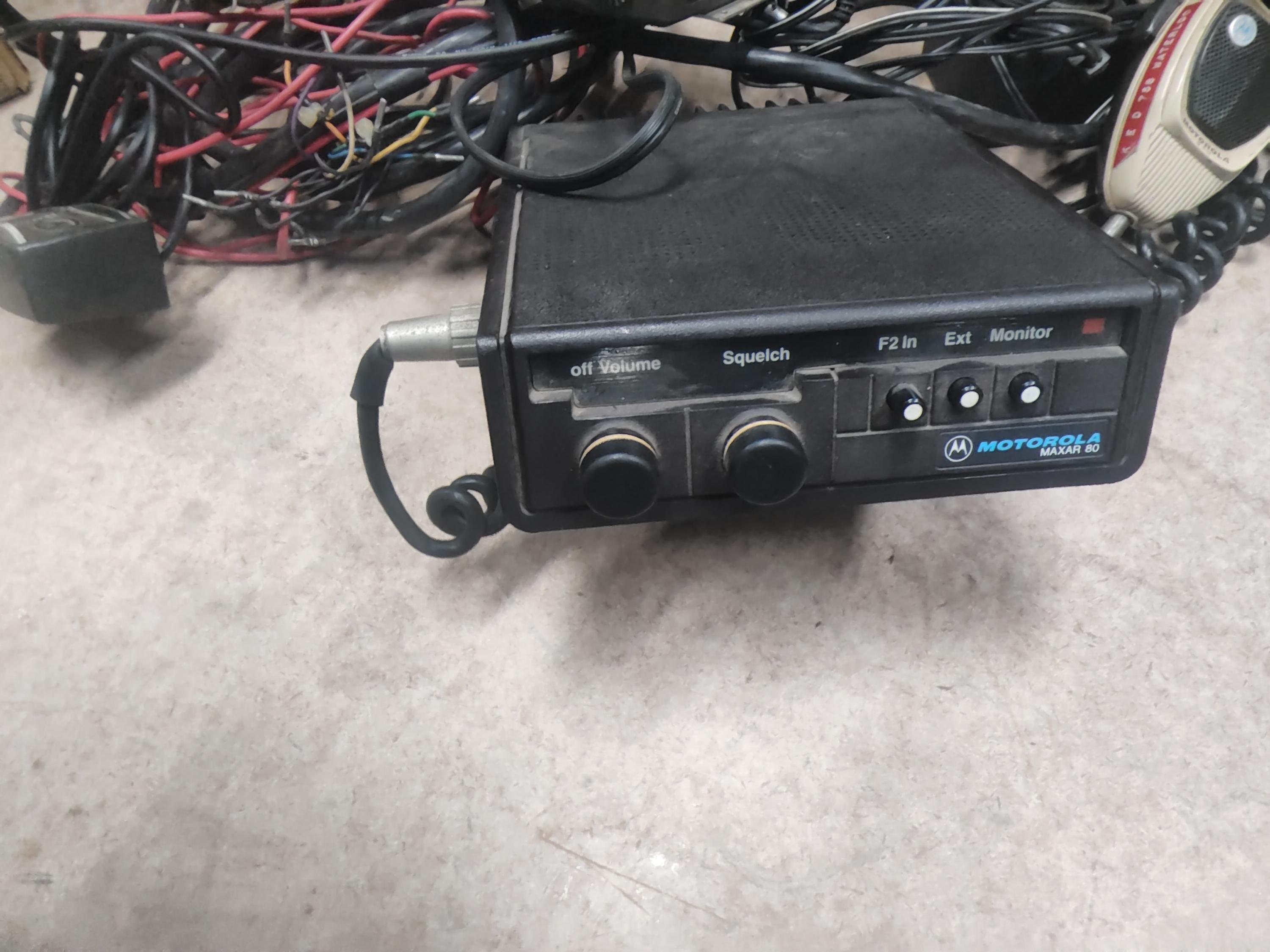 Large quantity of old radios - image 19
