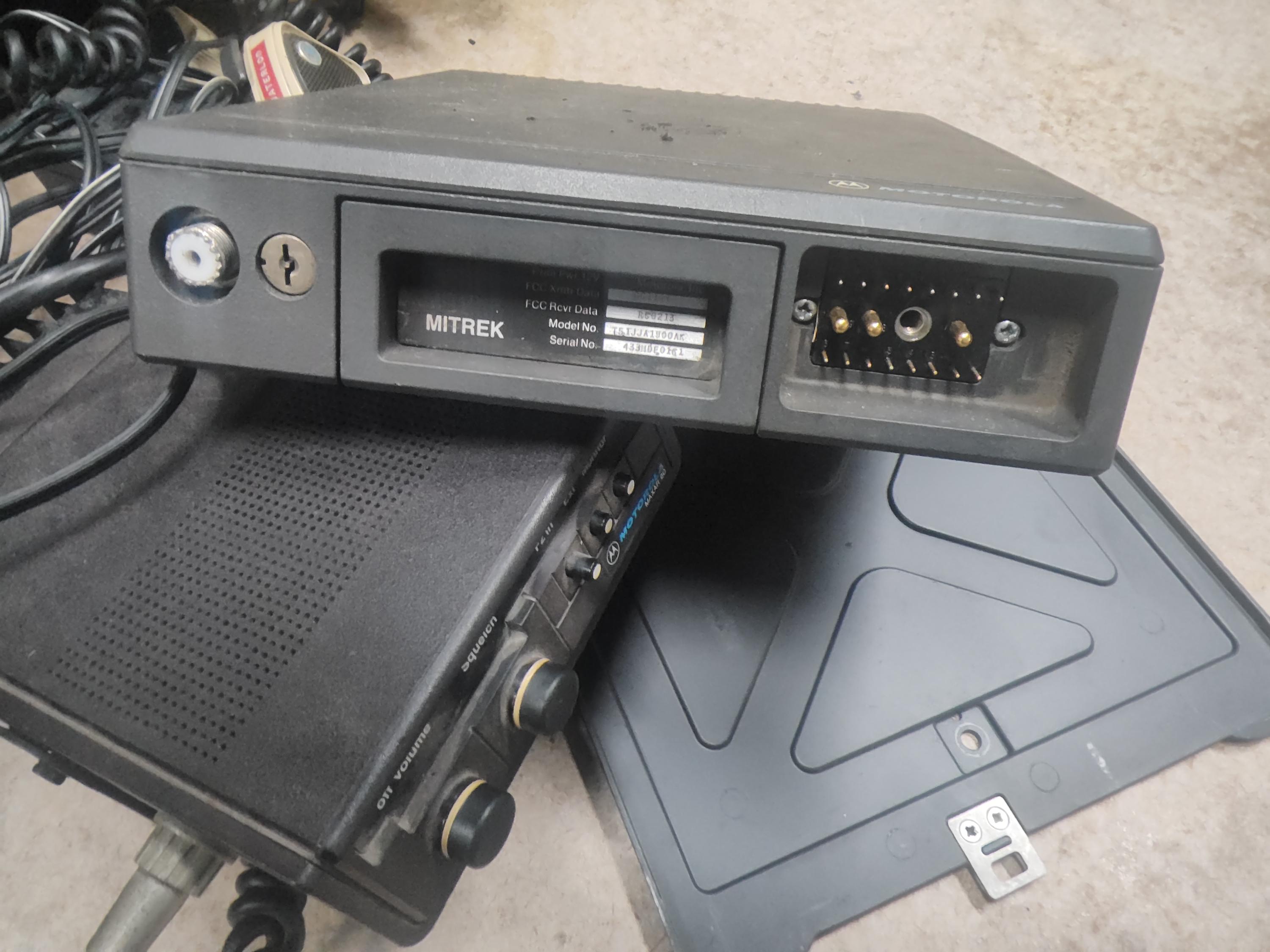 Large quantity of old radios - image 20