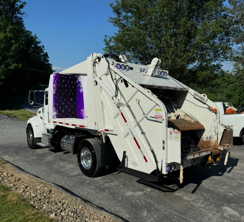 2021 Peterbilt Loadmaster Rear Loader — photo 2