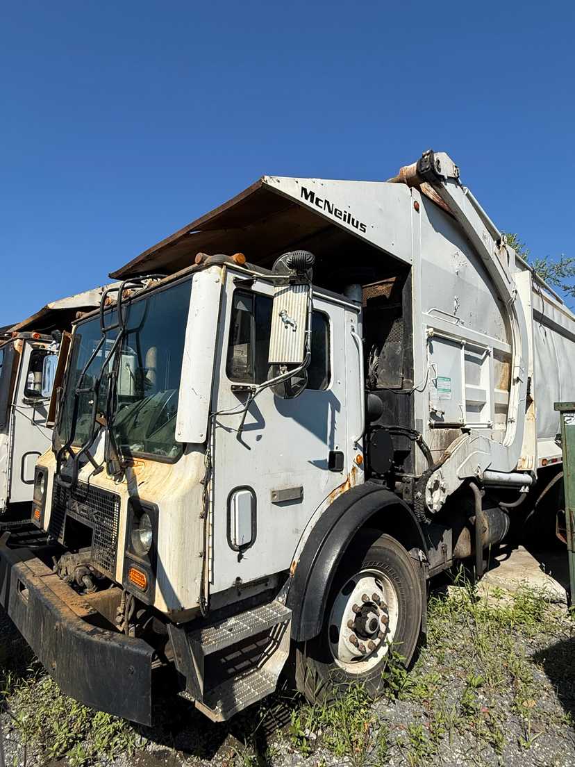 2005 Mack McNeilus Front Loader