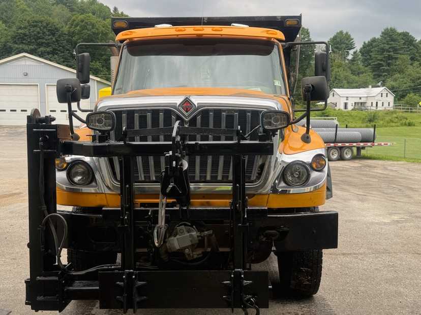 2016 International 7600 Dump Truck — photo 2