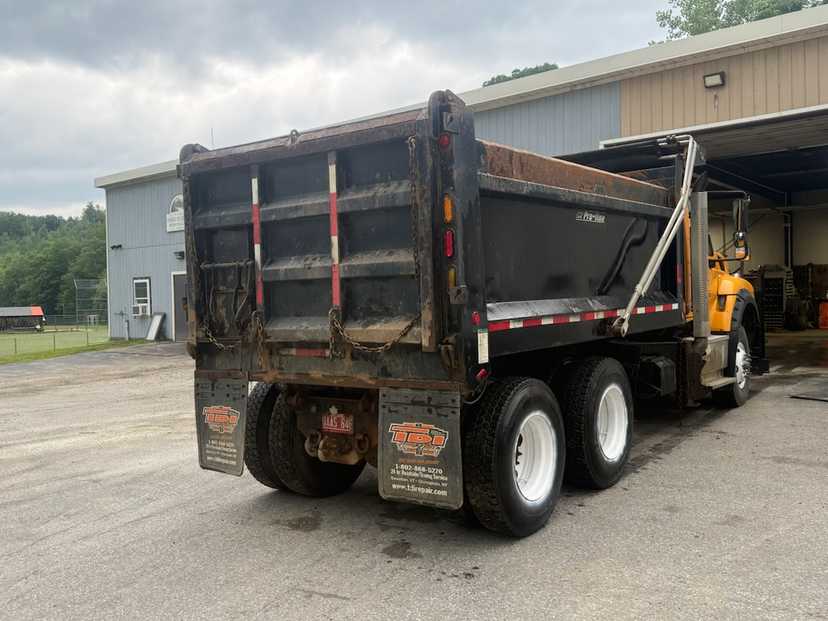 2016 International 7600 Dump Truck — photo 4