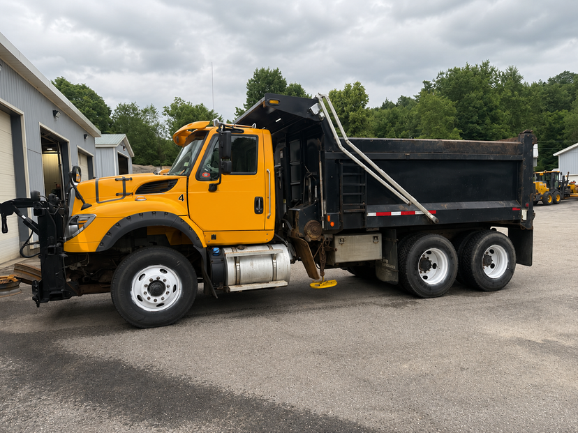 2016 International 7600 Dump Truck — photo 3