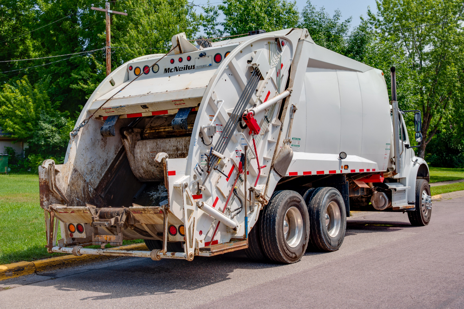 2020 Freightliner McNeilus Rear Loader - image 4