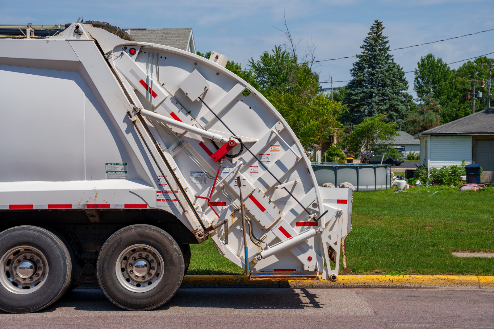 2020 Freightliner McNeilus Rear Loader - image 2