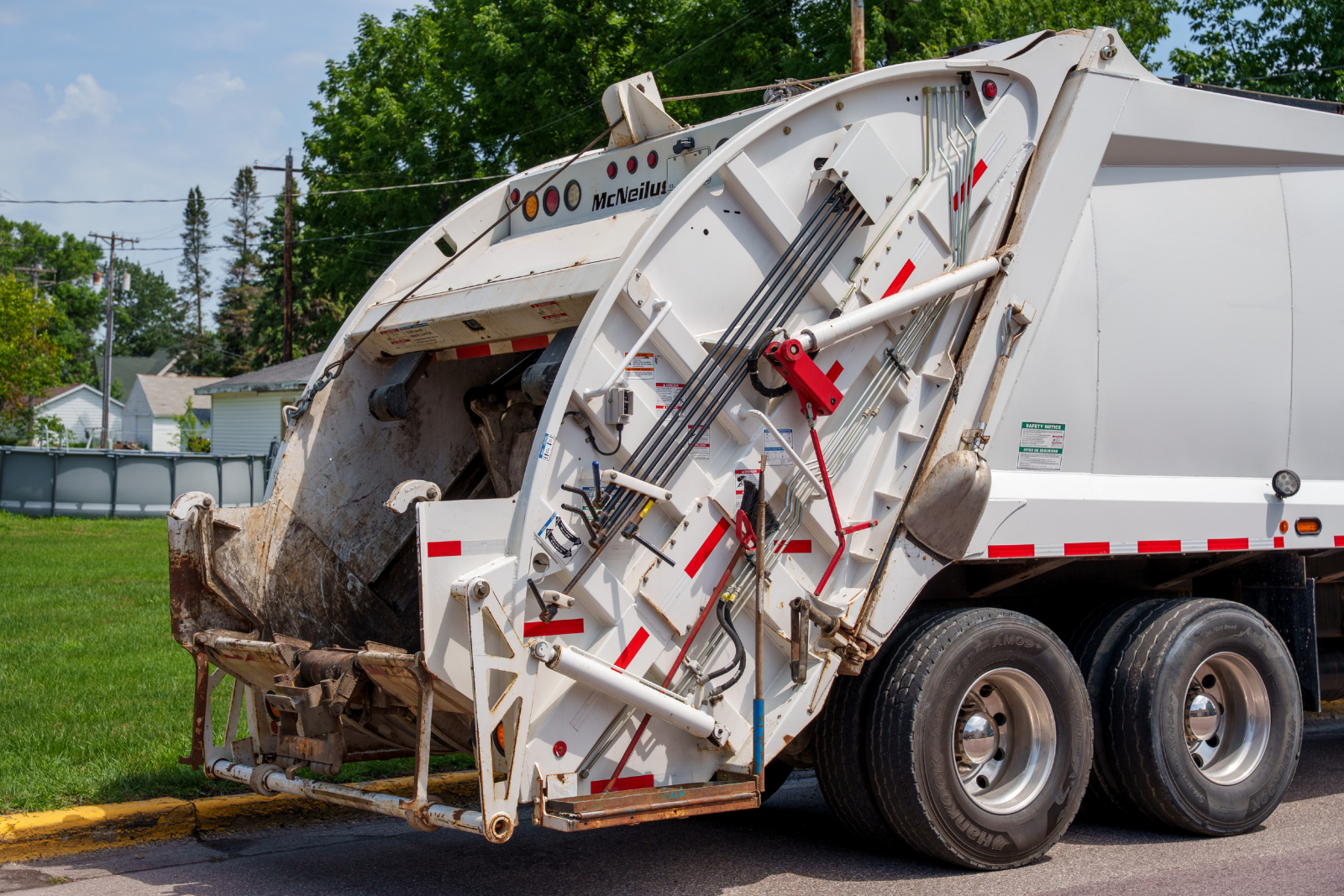 2020 Freightliner McNeilus Rear Loader - image 9