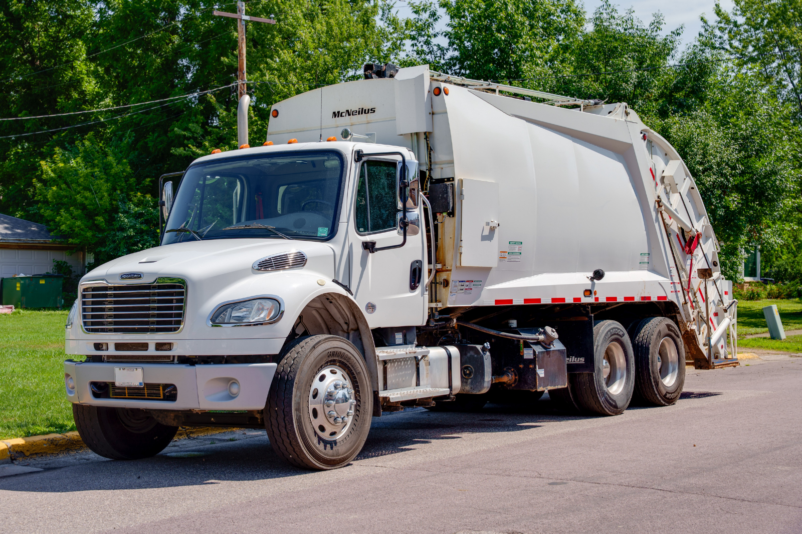 2020 Freightliner McNeilus Rear Loader - image 8