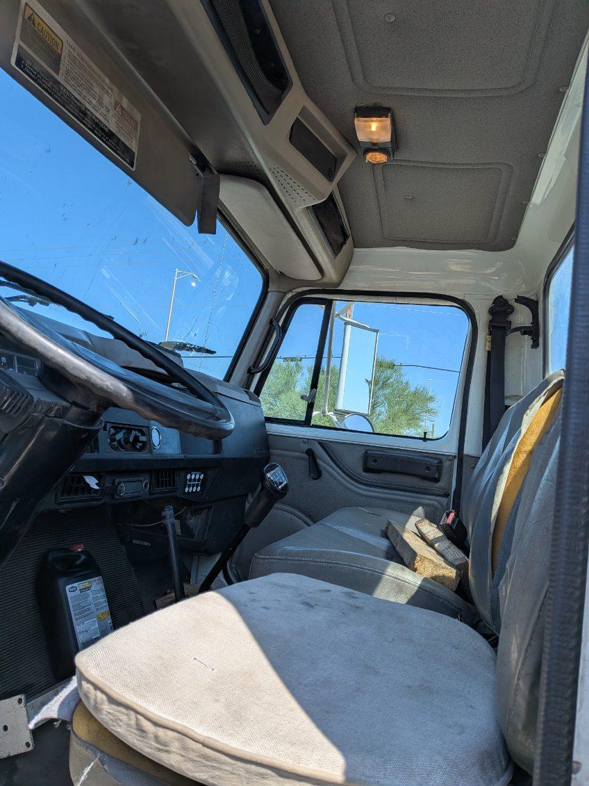 2000 International 4700 Rollback Wrecker - image 2
