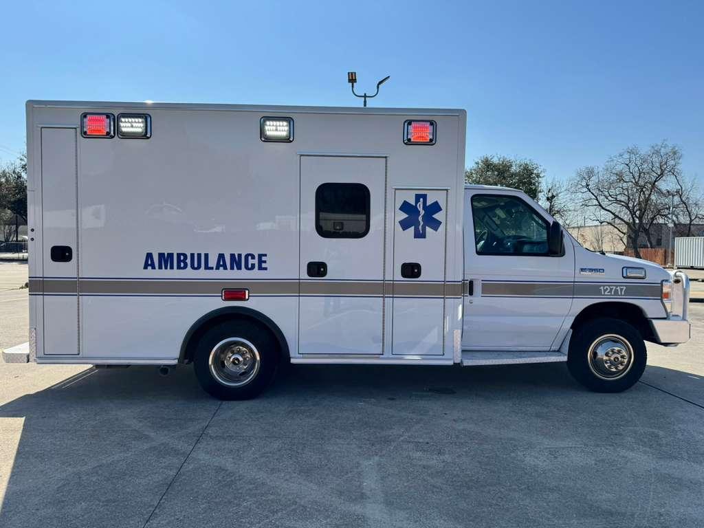 2021 Medix Ford Type III Ambulance - image 6