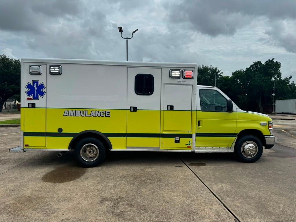 2016 PL-Custom Ford Type III Ambulance - image 6