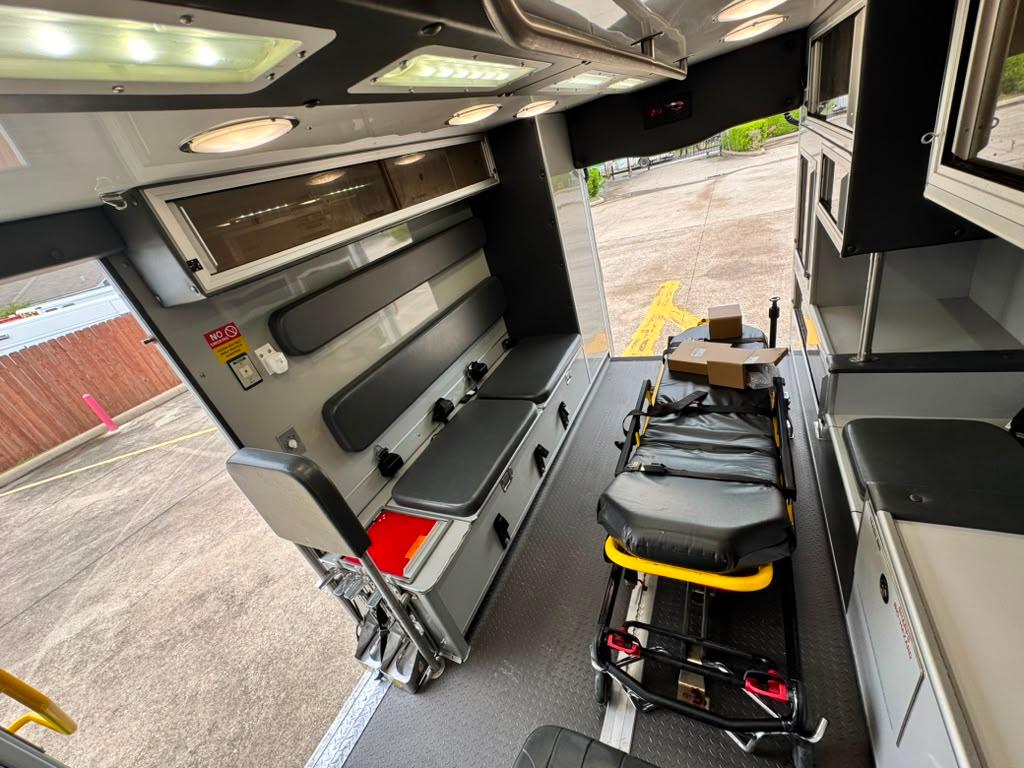 2016 PL-Custom Ford Type III Ambulance - image 24