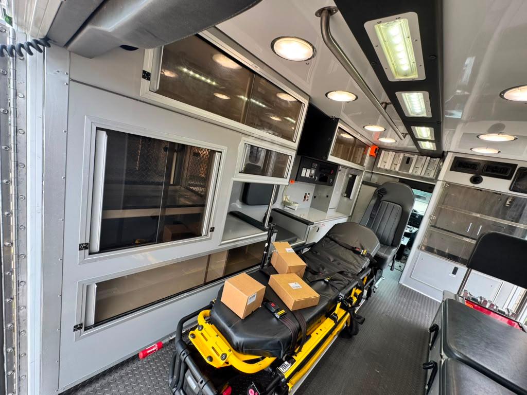 2016 PL-Custom Ford Type III Ambulance - image 23