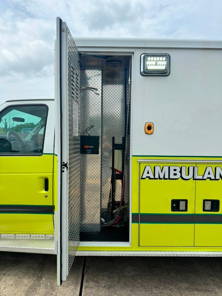 2016 PL-Custom Ford Type III Ambulance - image 16