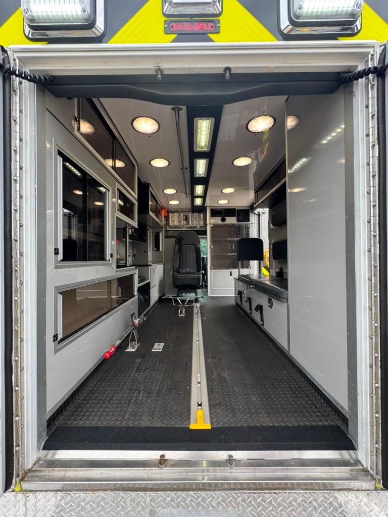 2016 PL-Custom Ford Type III Ambulance - image 28