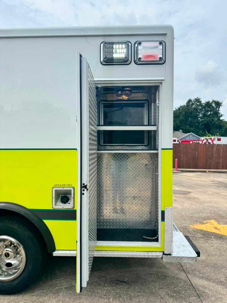 2016 PL-Custom Ford Type III Ambulance - image 18