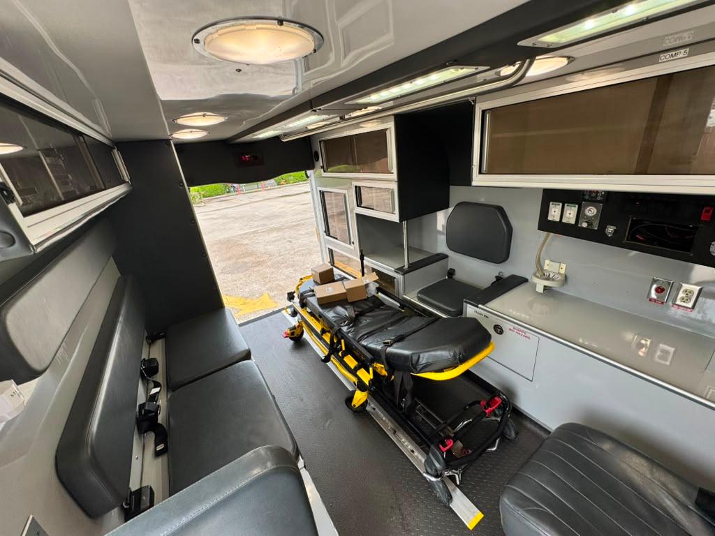 2016 PL-Custom Ford Type III Ambulance - image 25