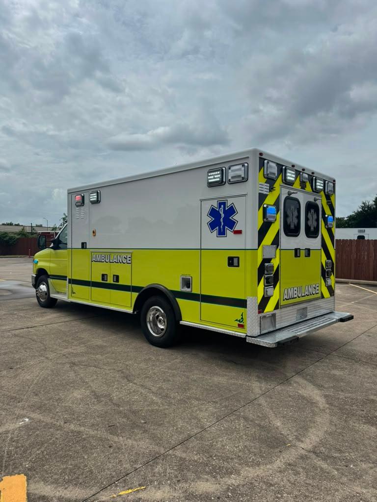 2016 PL-Custom Ford Type III Ambulance - image 3