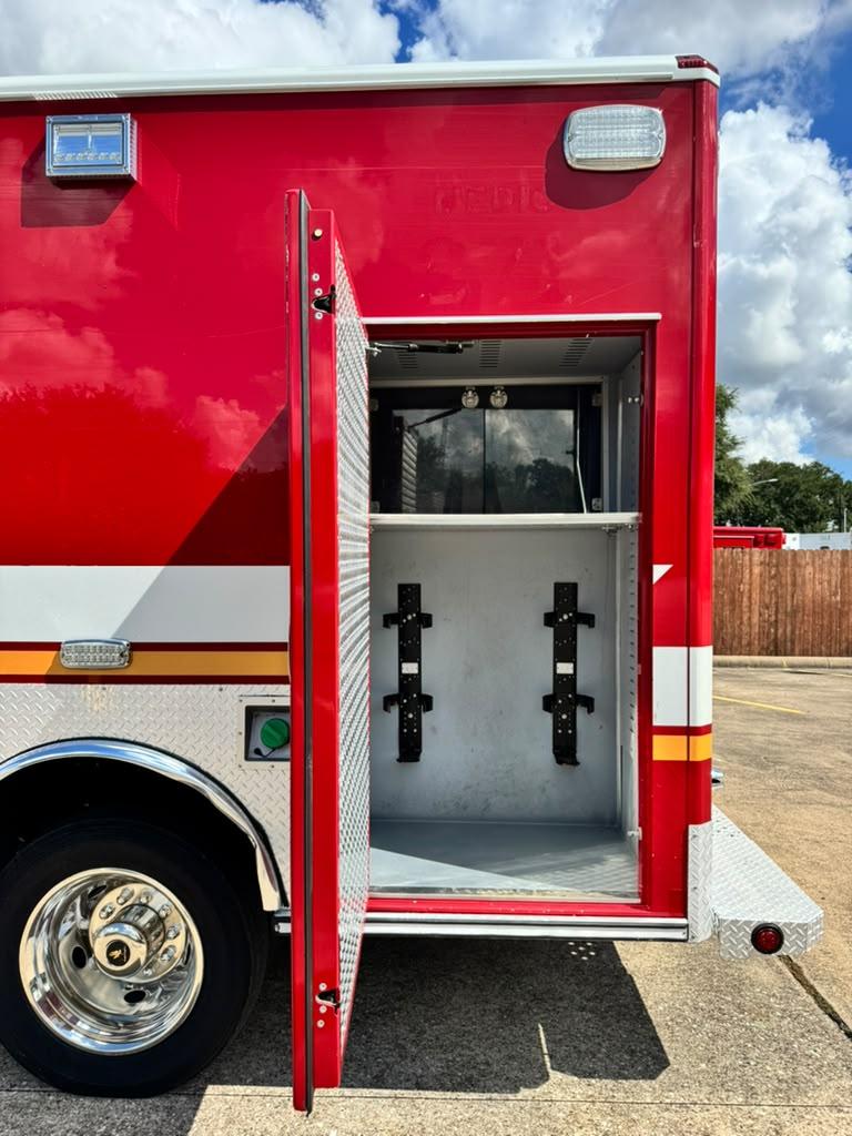 2016 REV Ford Type I Ambulance - image 23