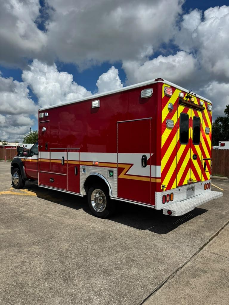 2016 REV Ford Type I Ambulance - image 5