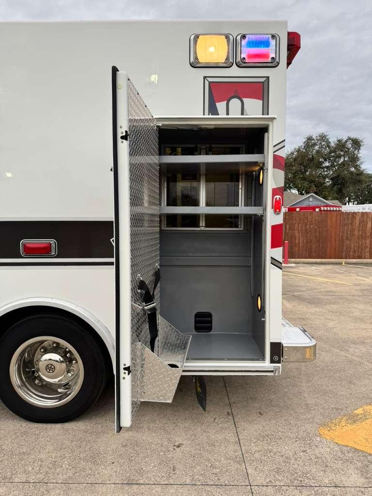 2010 Braun International Type I Ambulance - image 17