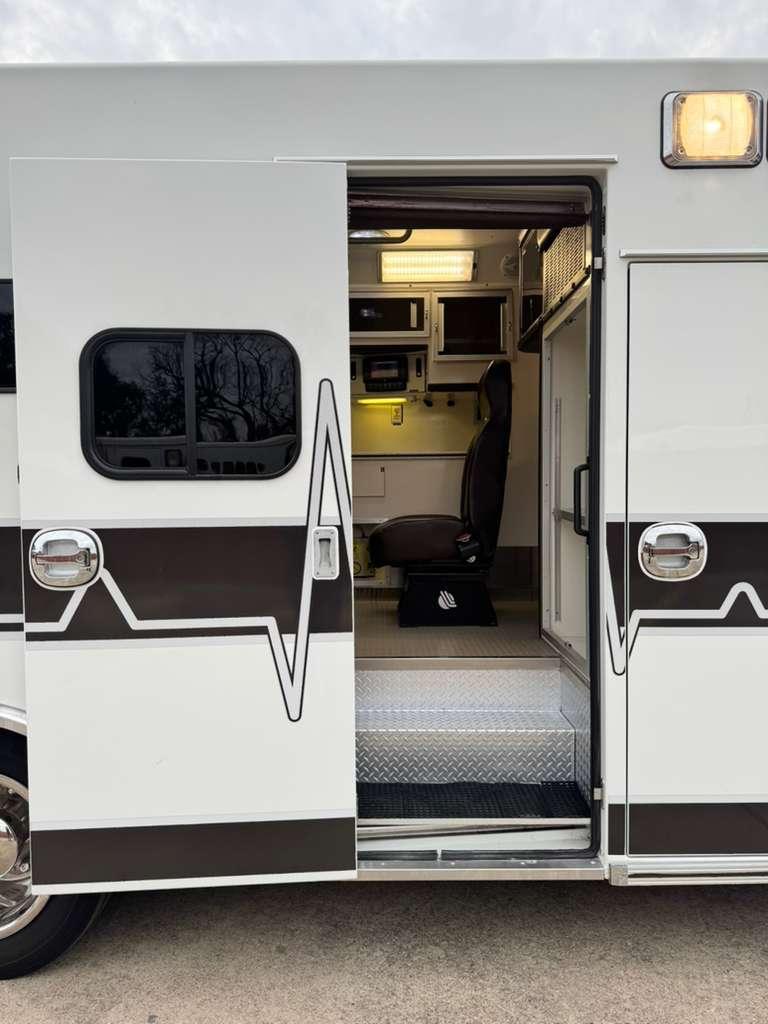 2010 Braun International Type I Ambulance - image 21