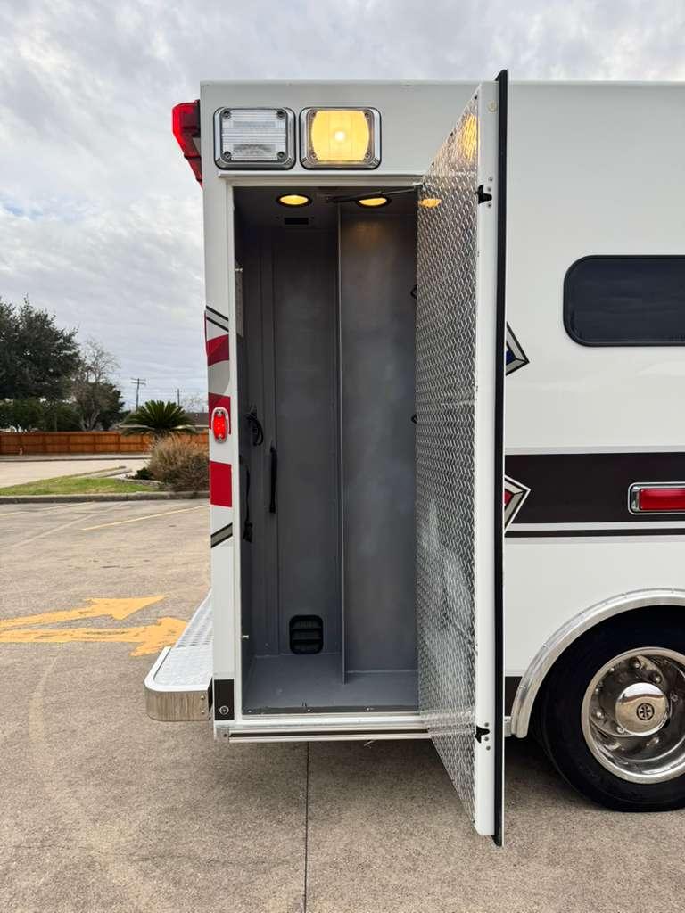 2010 Braun International Type I Ambulance - image 22