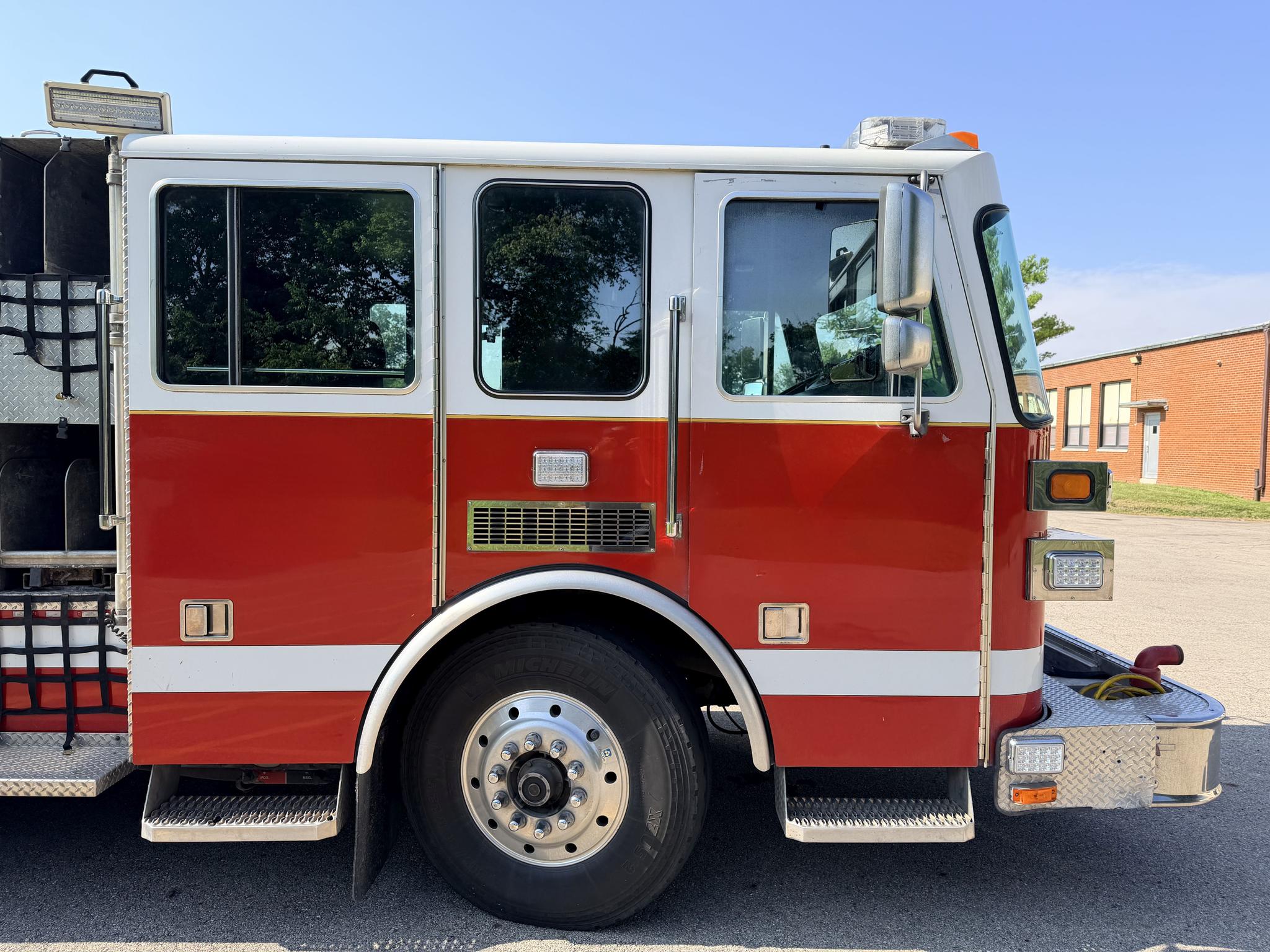2002 Sutphen Pumper - image 1