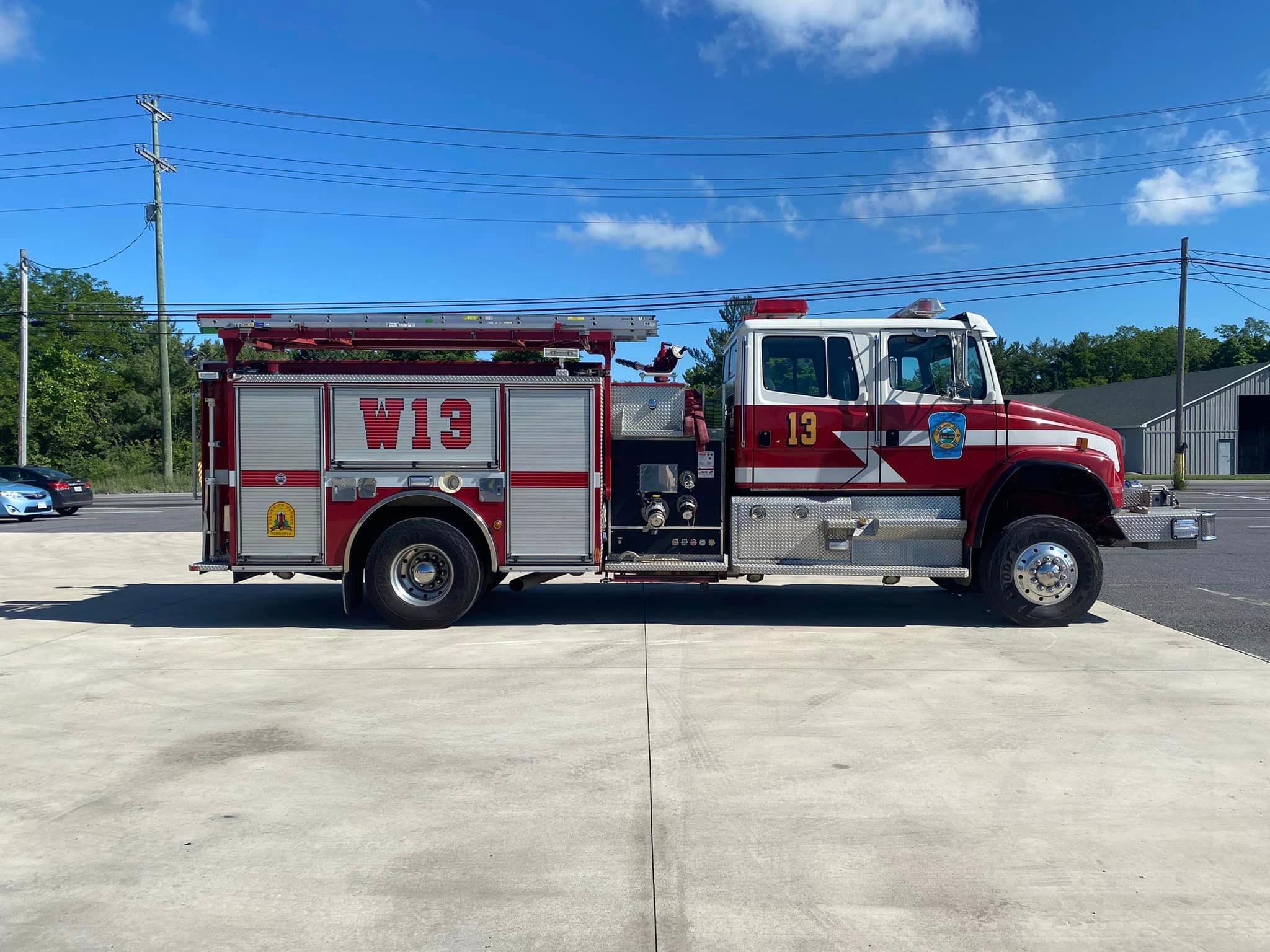 2001 Pierce Freightliner 4x4 Commercial Pumper - image 1