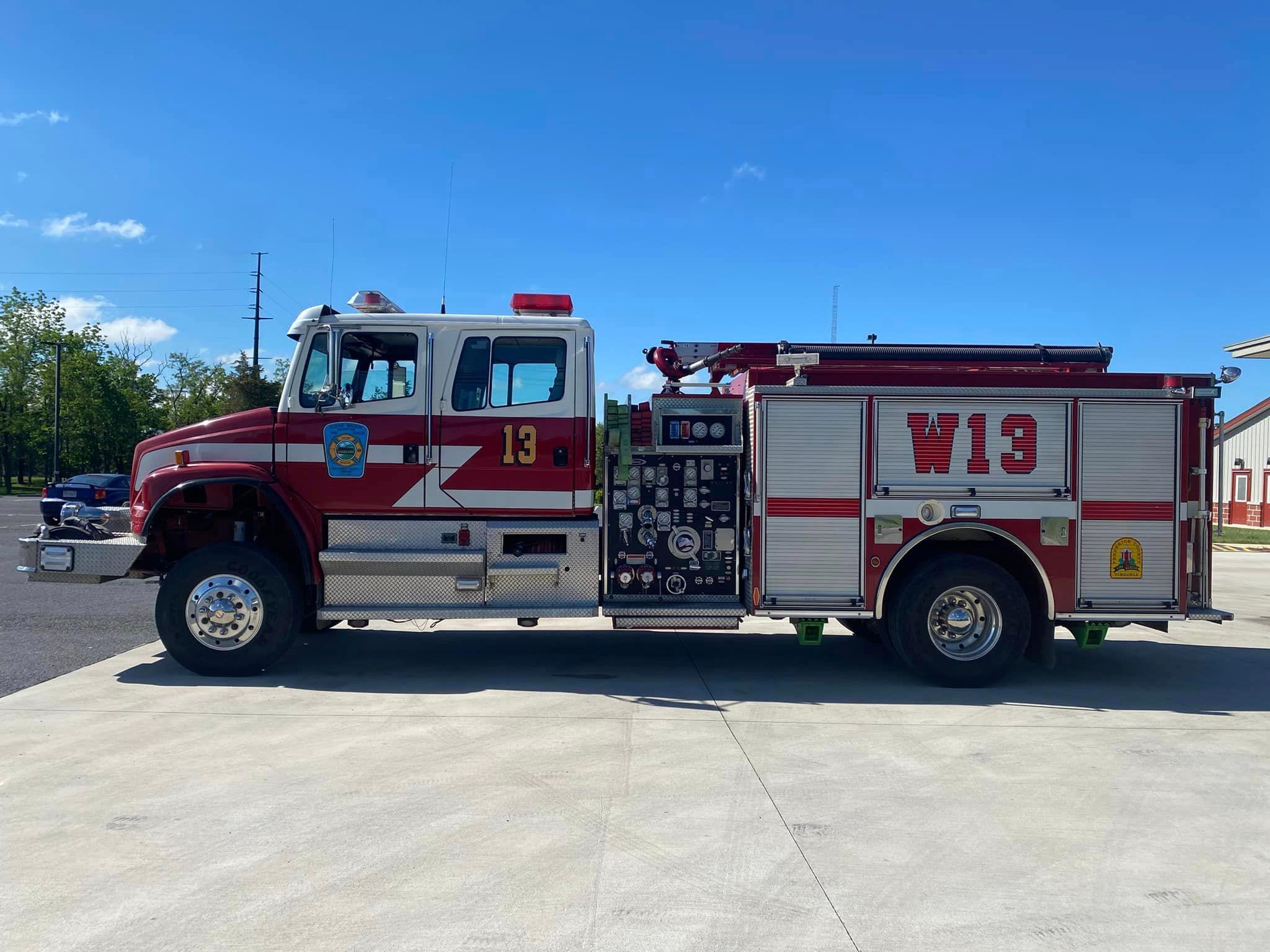 2001 Pierce Freightliner 4x4 Commercial Pumper - image 2