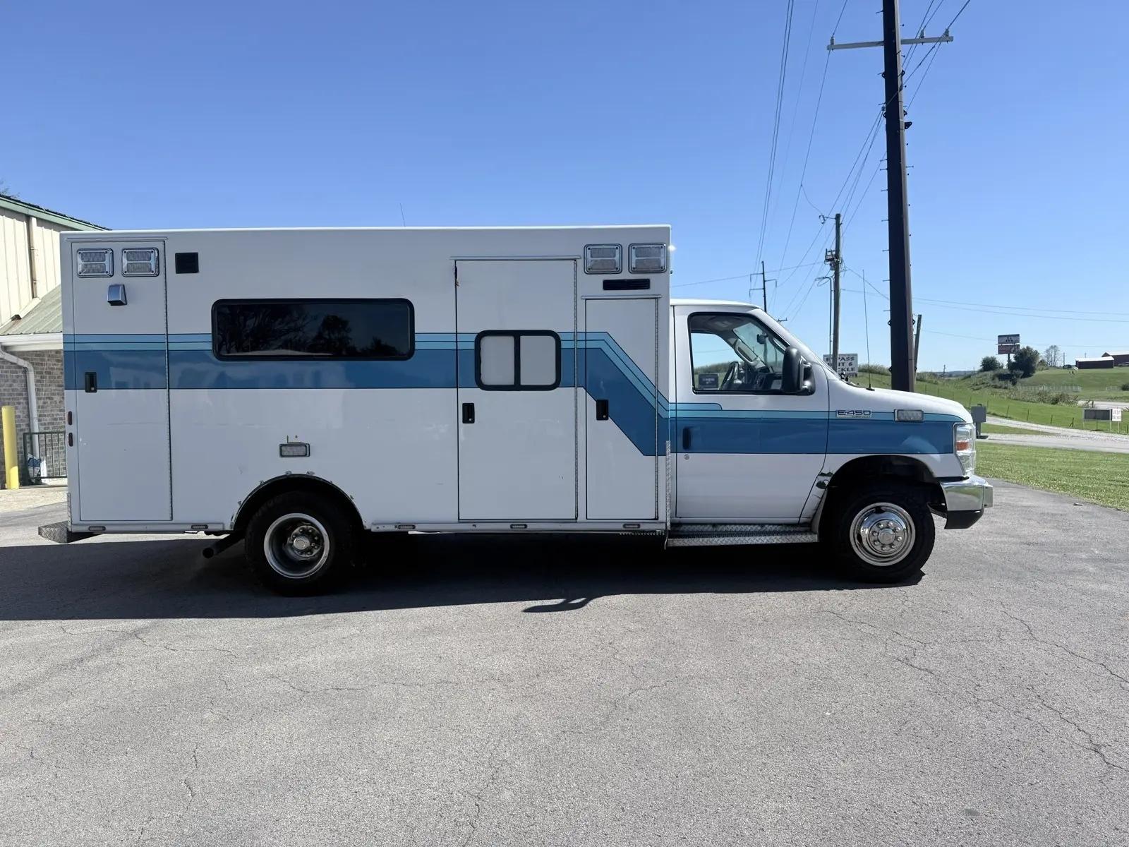 2018 Braun Ford Type III Ambulance - image 2