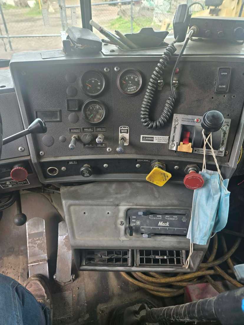 1998 Mack R688ST Dump Truck — photo 6