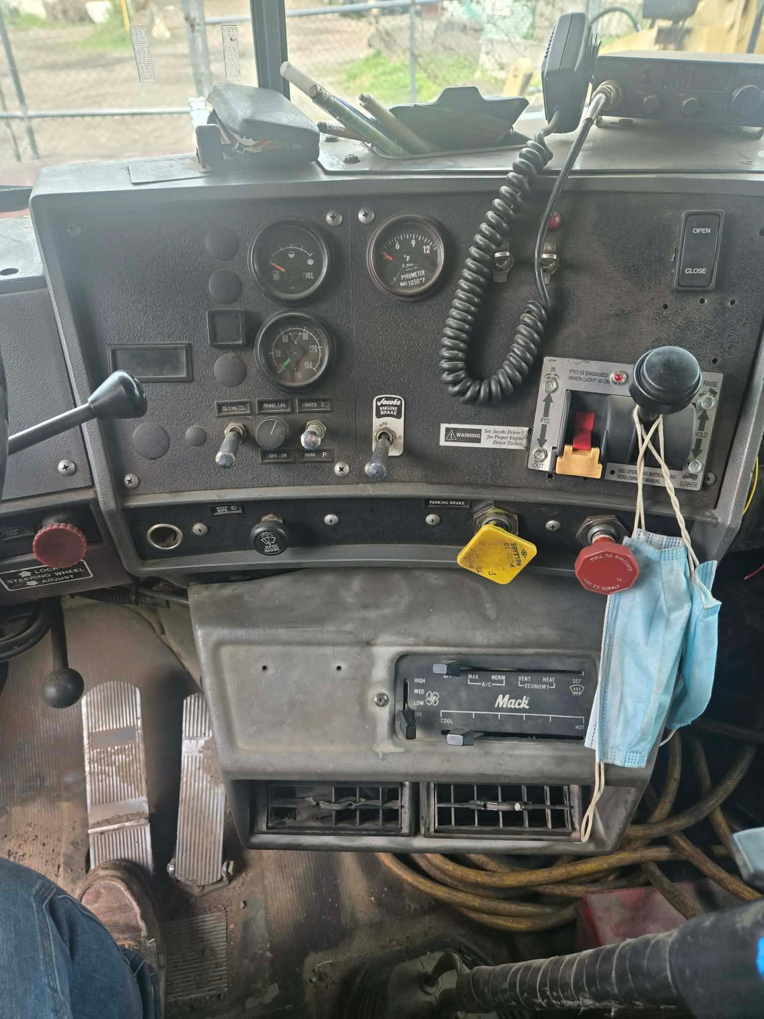 1998 Mack R688ST Dump Truck - image 6