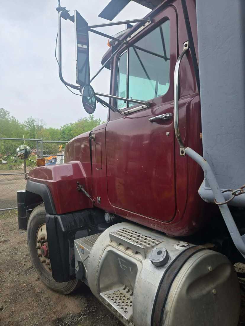 1998 Mack R688ST Dump Truck — photo 3