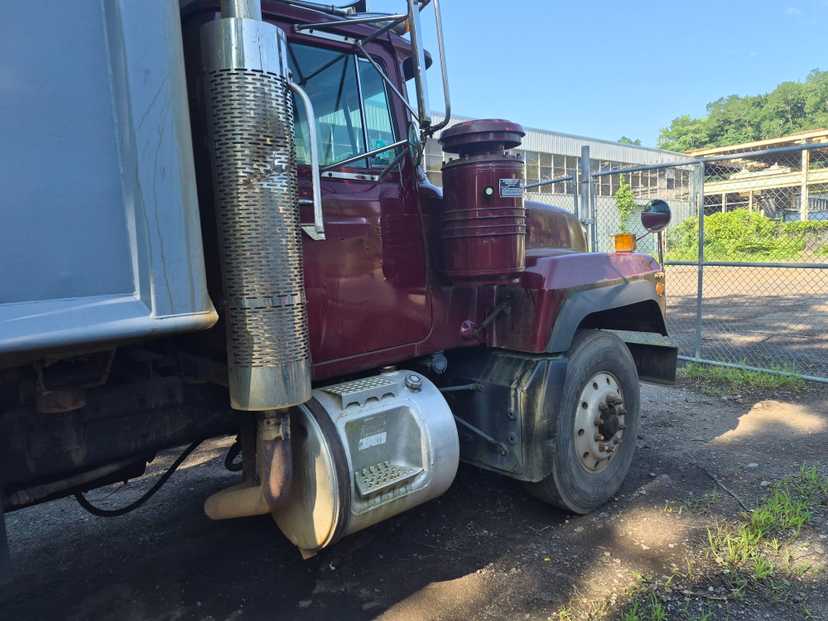 1998 Mack R688ST Dump Truck — photo 2