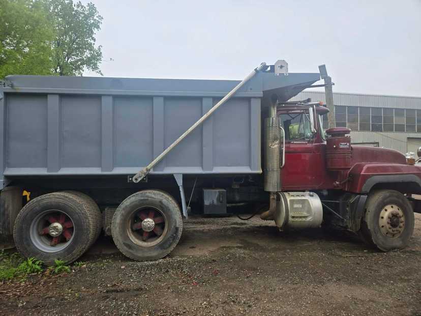 1998 Mack R688ST Dump Truck