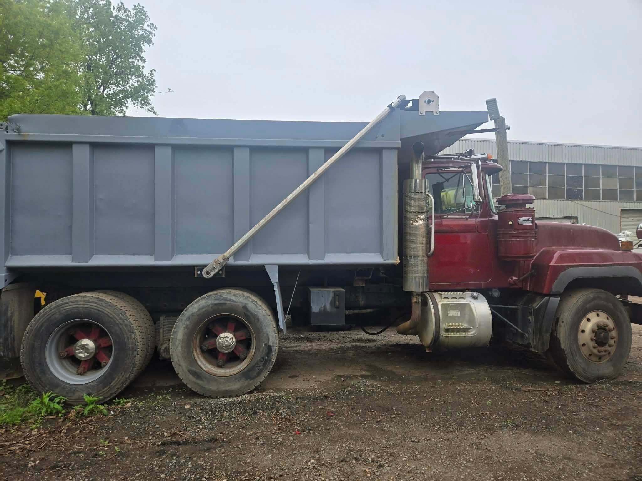 1998 Mack R688ST Dump Truck - image 1