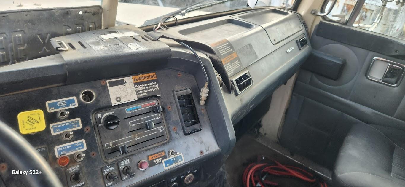 1999 Volvo Tanker - image 7