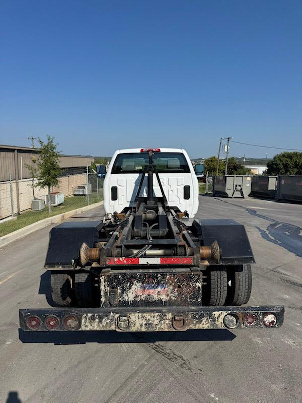 2022 Chevrolet 6500 Hooklift - image 3