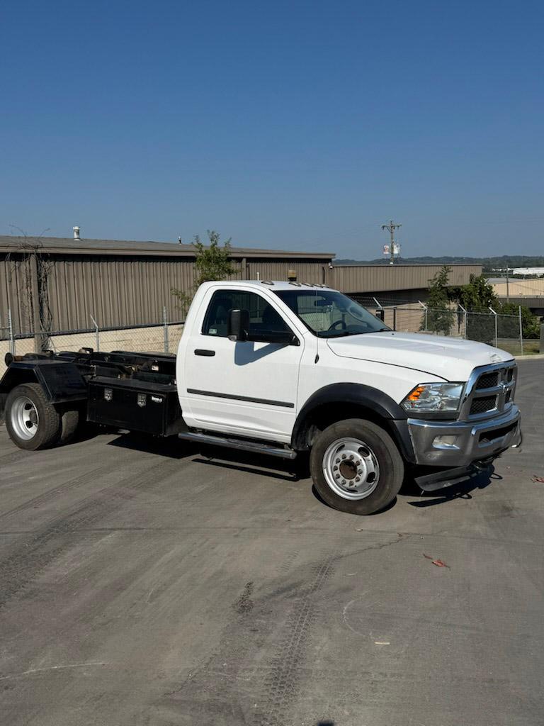 2018 Ram 5500 Hooklift - image 2