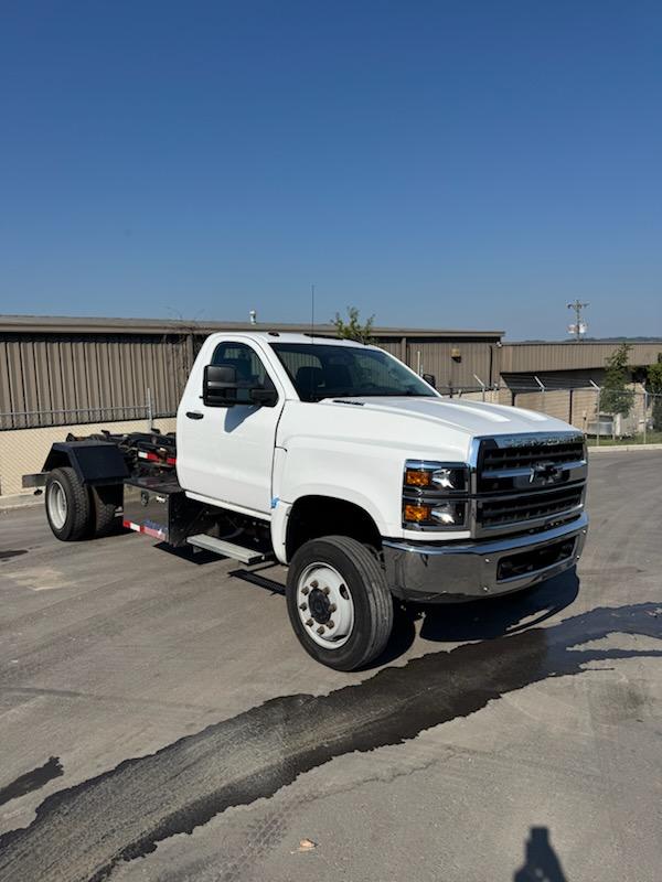2022 Chevrolet 6500 Hooklift - image 1