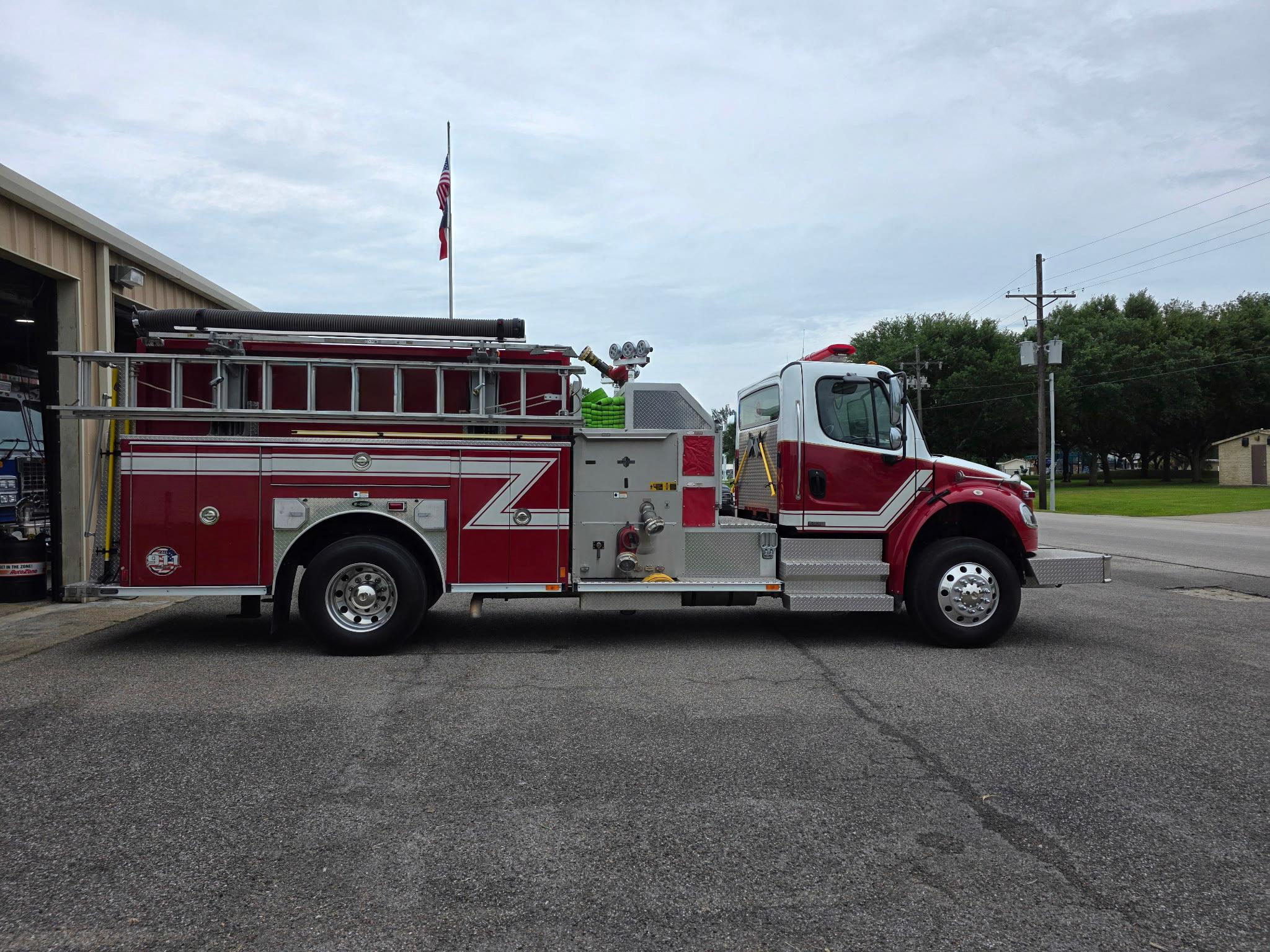 2006 E-One Freightliner Pumper - image 2