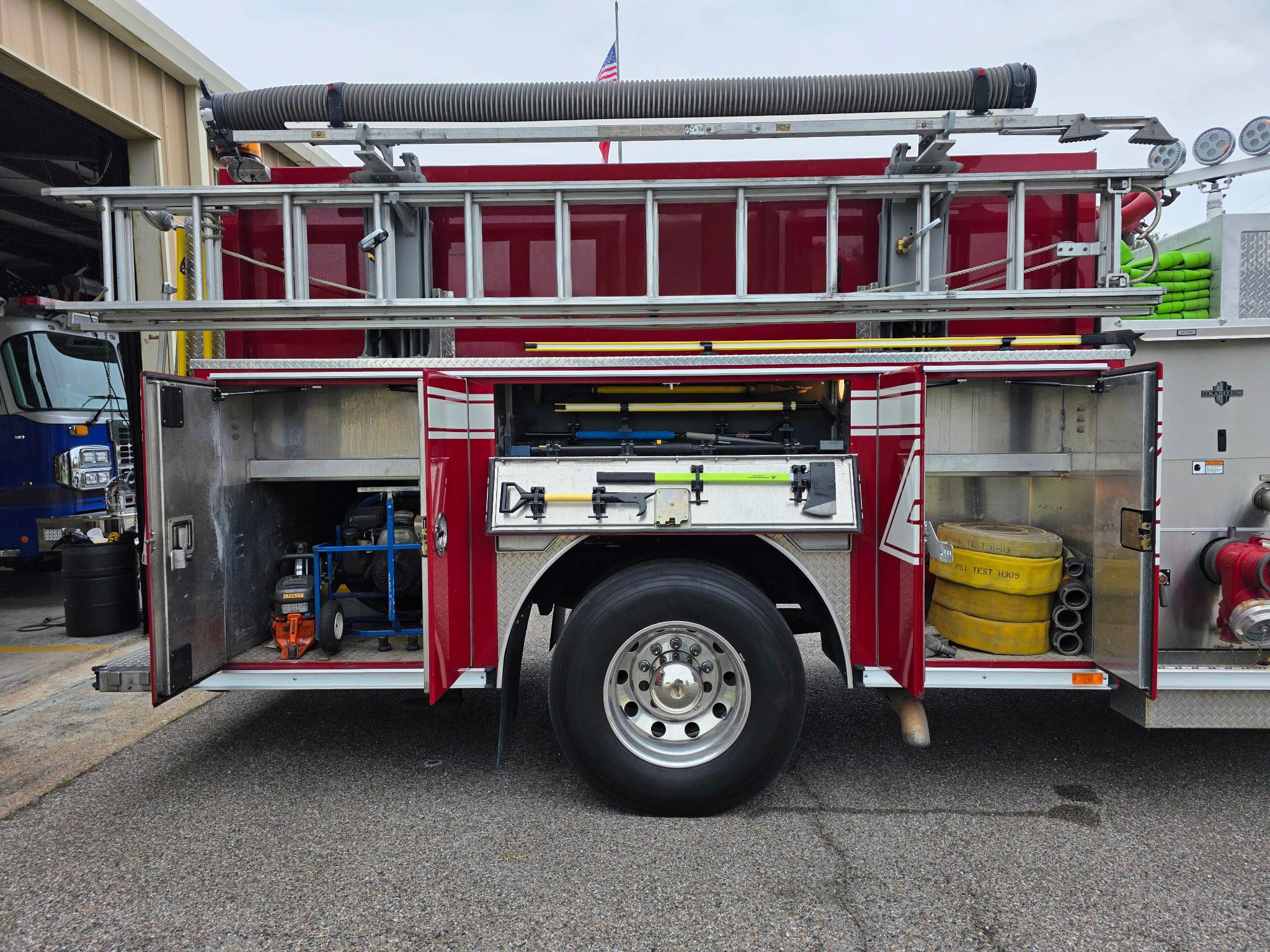 2006 E-One Freightliner Pumper - image 4