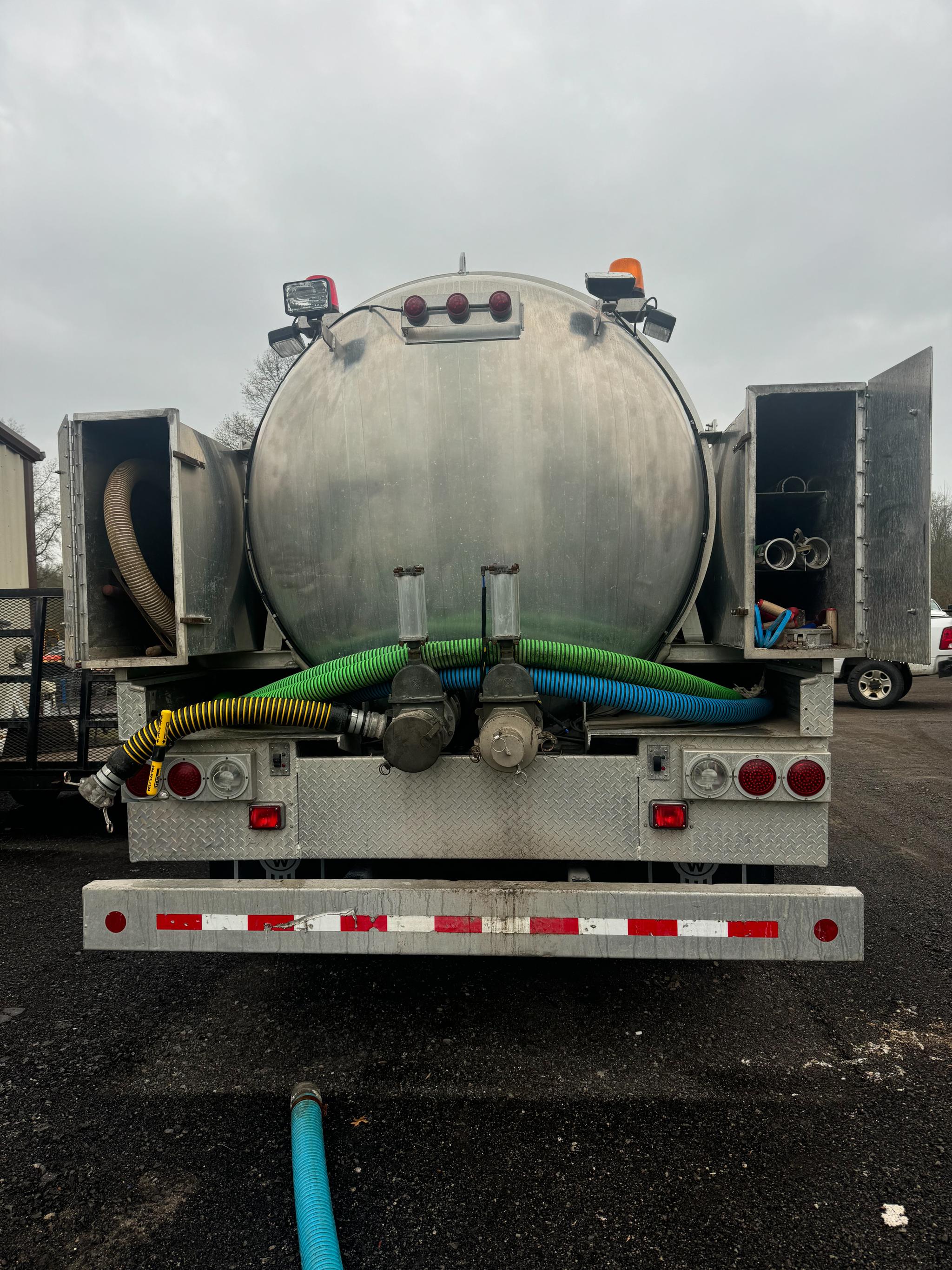 2005 Kenworth Septic - image 3