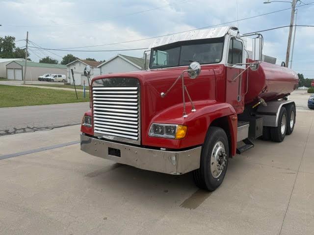 2001 Freightliner Tanker - image 8
