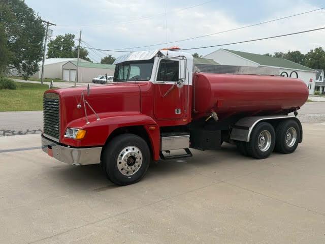 2001 Freightliner Tanker - image 4