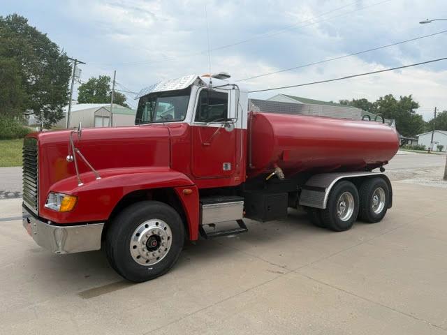 2001 Freightliner Tanker - image 9