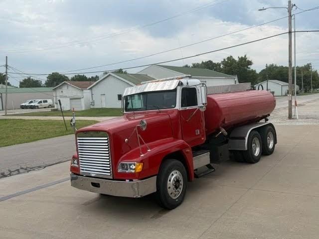 2001 Freightliner Tanker - image 2