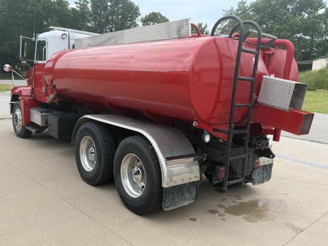 2001 Freightliner Tanker - image 10