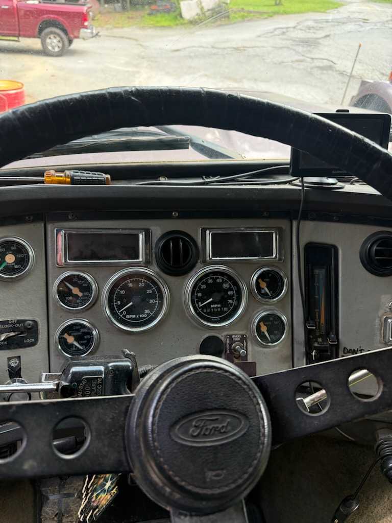 1997 Ford L900 Dump Truck — photo 6