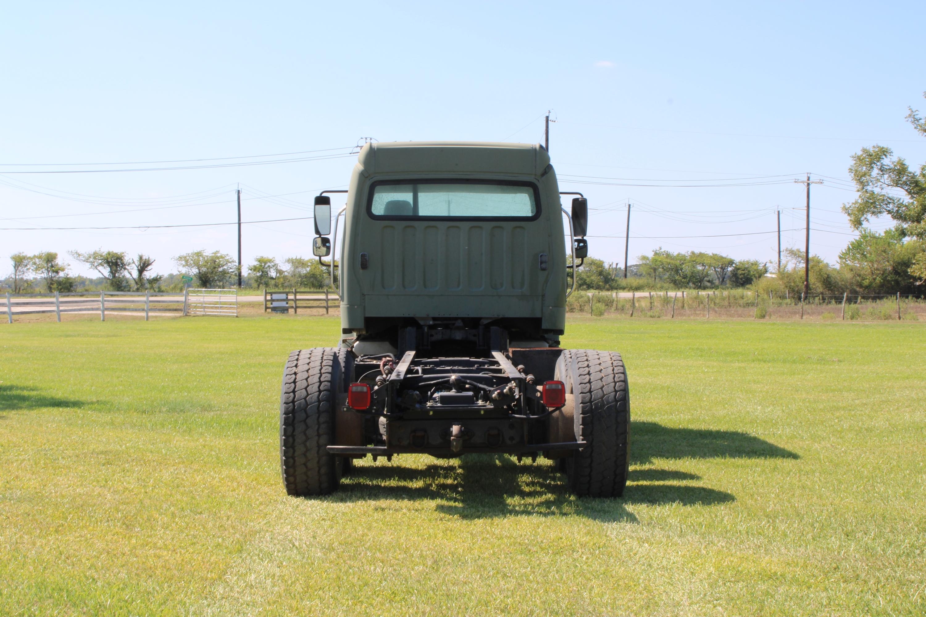 2005 Freightliner M2106 Crew Cab - image 6